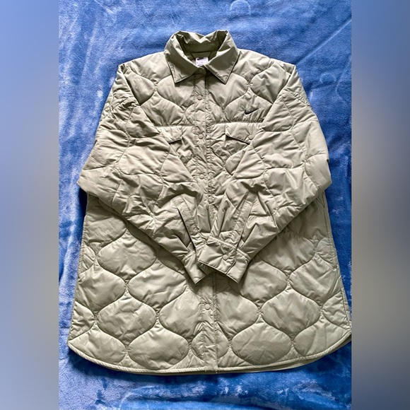 Nike Women's Oversized Quilted Green Medium NWT - Picture 8 of 9